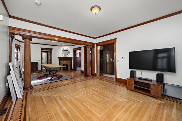 425 Oak Grove Street, Minneapolis, MN 55403