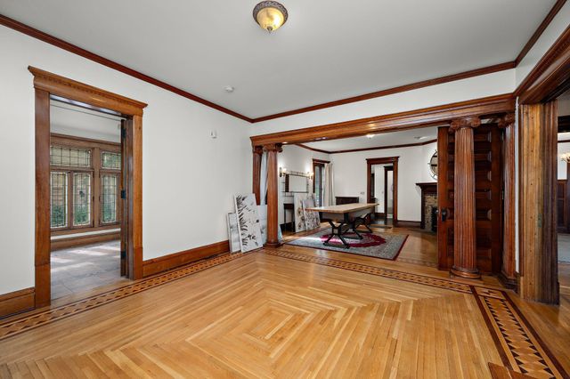 425 Oak Grove Street, Minneapolis, MN 55403