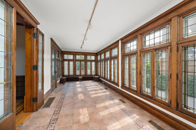 425 Oak Grove Street, Minneapolis, MN 55403