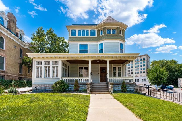 425 Oak Grove Street, Minneapolis, MN 55403