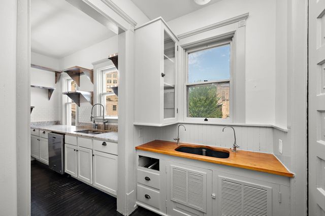 425 Oak Grove Street, Minneapolis, MN 55403