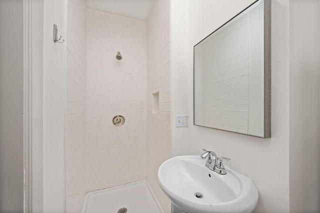 425 Oak Grove Street, Minneapolis, MN 55403