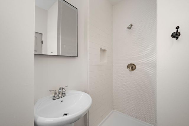 425 Oak Grove Street, Minneapolis, MN 55403