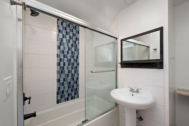 425 Oak Grove Street, Minneapolis, MN 55403