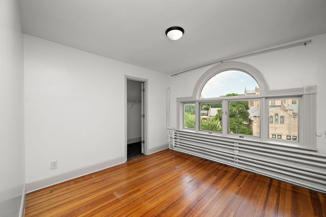 425 Oak Grove Street, Minneapolis, MN 55403