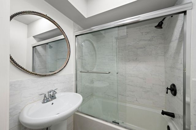 425 Oak Grove Street, Minneapolis, MN 55403