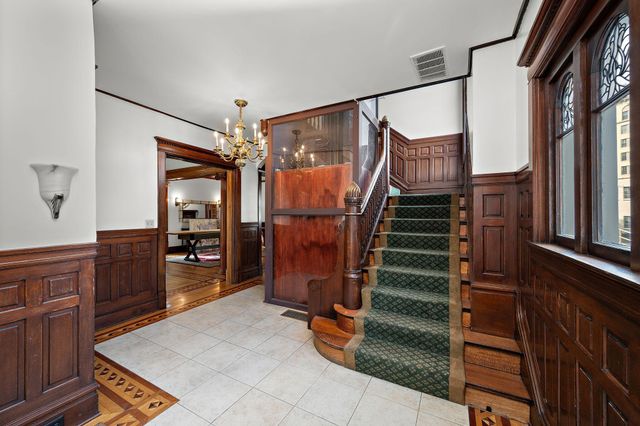 425 Oak Grove Street, Minneapolis, MN 55403