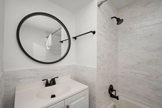 425 Oak Grove Street, Minneapolis, MN 55403