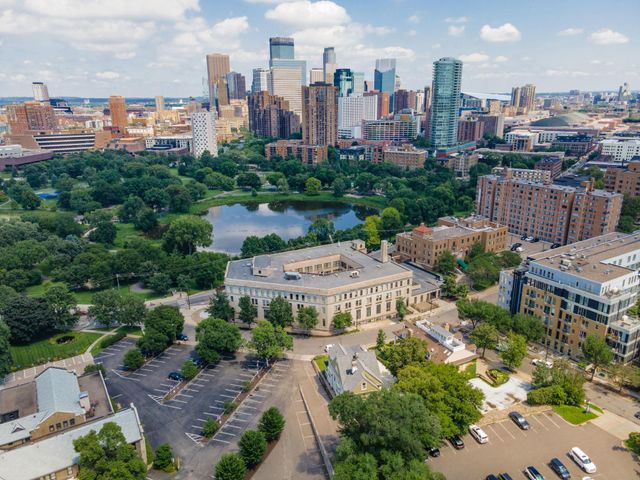 425 Oak Grove Street, Minneapolis, MN 55403