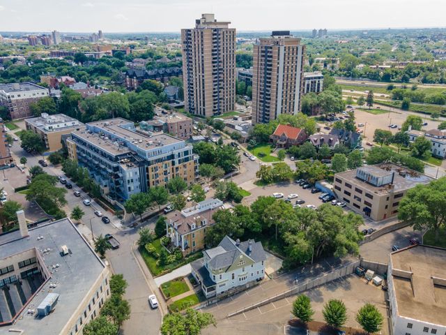 425 Oak Grove Street, Minneapolis, MN 55403