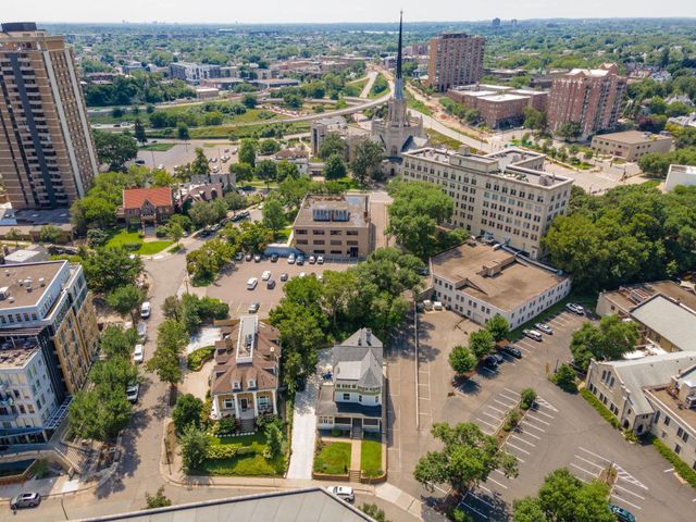 425 Oak Grove Street, Minneapolis, MN 55403