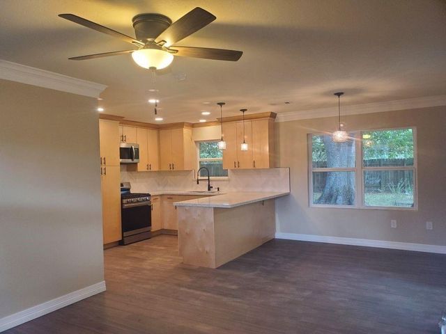 215 Anna Street, Tomball, TX 77375