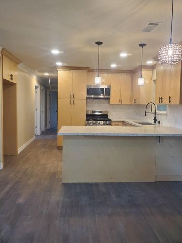 215 Anna Street, Tomball, TX 77375