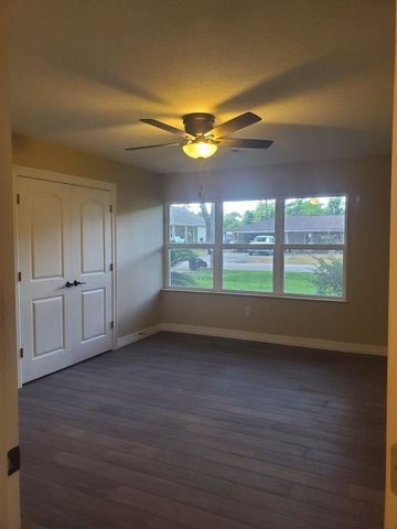 215 Anna Street, Tomball, TX 77375