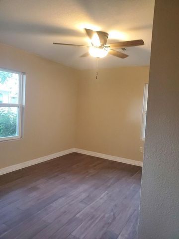 215 Anna Street, Tomball, TX 77375