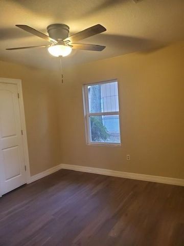 215 Anna Street, Tomball, TX 77375