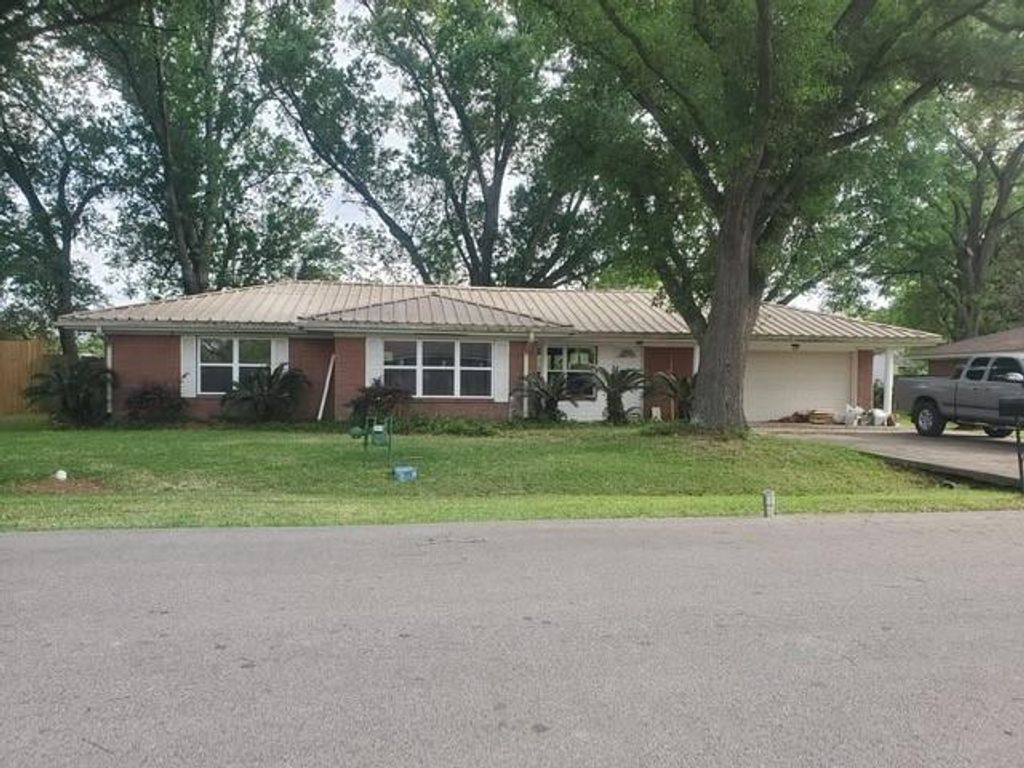 215 Anna Street, Tomball, TX 77375
