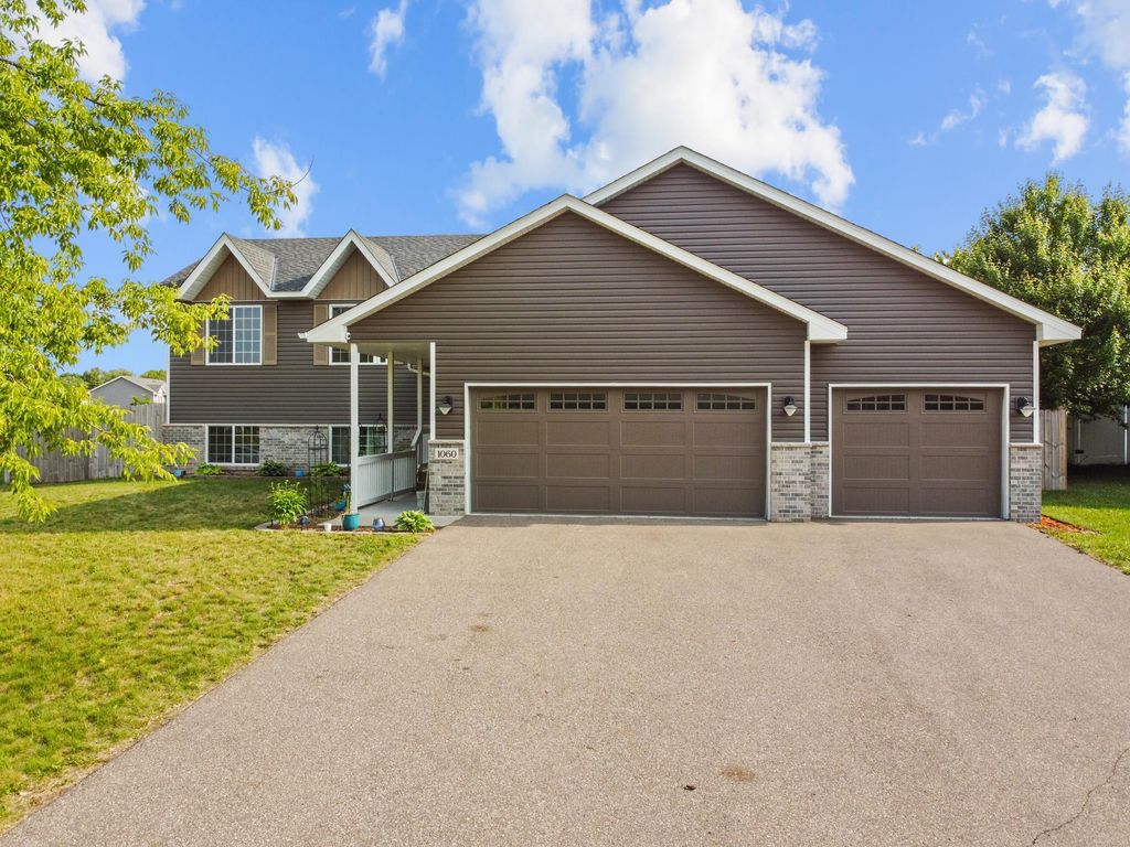 1060 Fillmore Circle NE, East Bethel, MN 55005