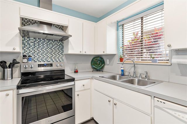 402 CLUSTERWOOD DRIVE, Yalaha, FL 34797