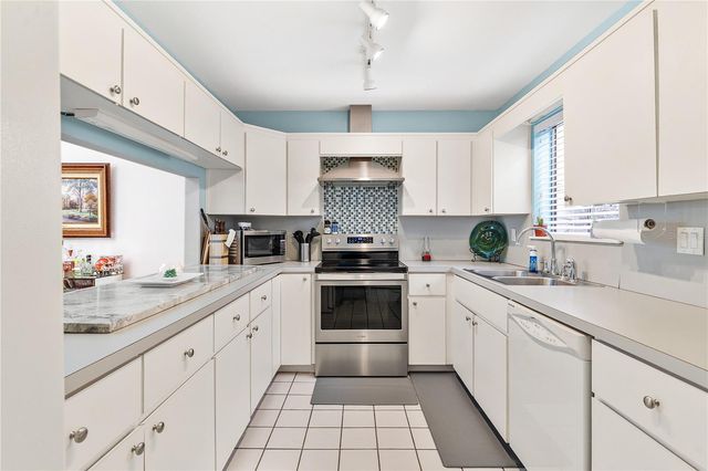 402 CLUSTERWOOD DRIVE, Yalaha, FL 34797