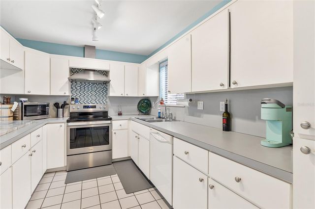 402 CLUSTERWOOD DRIVE, Yalaha, FL 34797