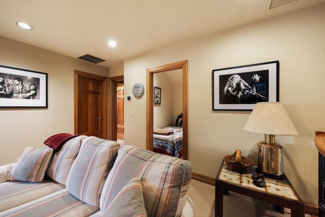 19558 Fairway Ridge Lane, Bend, OR 97702