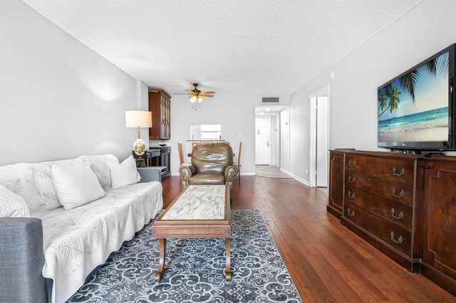 3000 NW 48th Terrace 423, Lauderdale Lakes, FL 33313