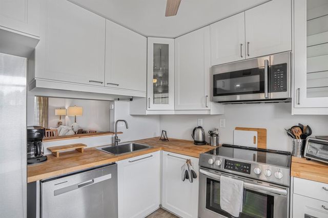 3000 NW 48th Terrace 423, Lauderdale Lakes, FL 33313