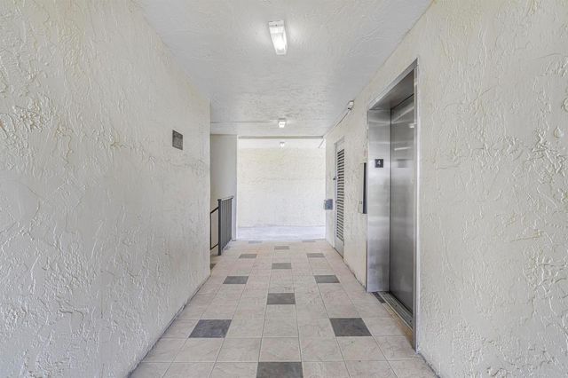 3000 NW 48th Terrace 423, Lauderdale Lakes, FL 33313