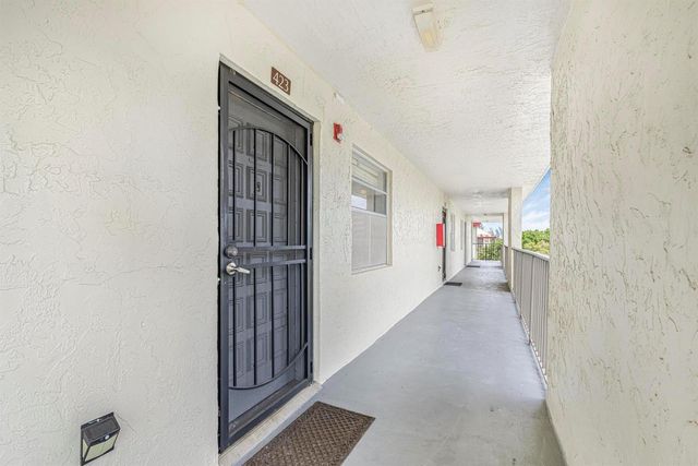 3000 NW 48th Terrace 423, Lauderdale Lakes, FL 33313