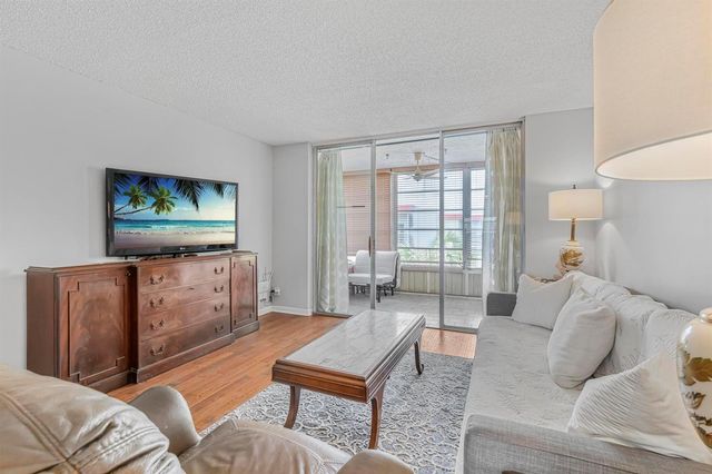 3000 NW 48th Terrace 423, Lauderdale Lakes, FL 33313