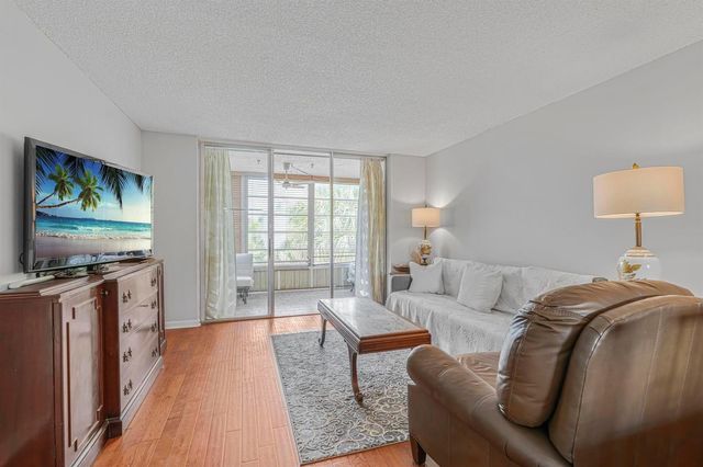 3000 NW 48th Terrace 423, Lauderdale Lakes, FL 33313