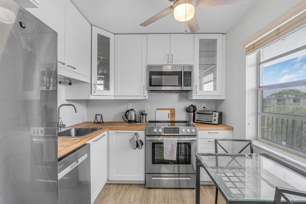 3000 NW 48th Terrace 423, Lauderdale Lakes, FL 33313
