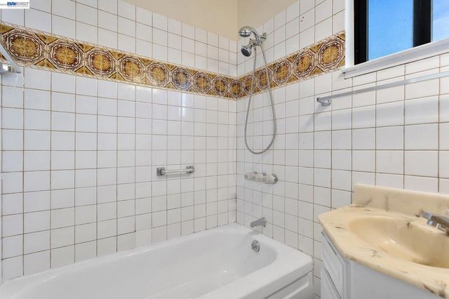 5012 Proctor Rd, Castro Valley, CA 94546