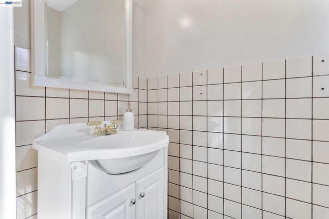 5012 Proctor Rd, Castro Valley, CA 94546