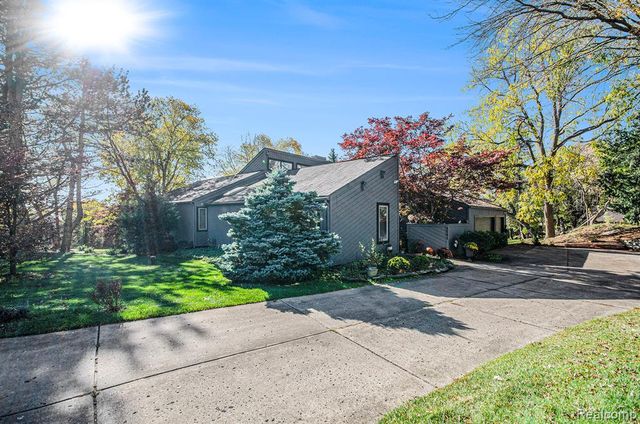 2501 Doleman Drive, West Bloomfield, MI 48324