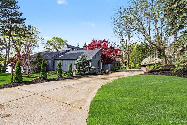 2501 Doleman Drive, West Bloomfield, MI 48324
