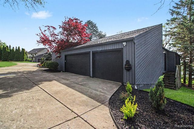 2501 Doleman Drive, West Bloomfield, MI 48324