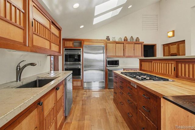 2501 Doleman Drive, West Bloomfield, MI 48324