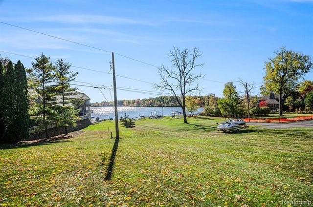 2501 Doleman Drive, West Bloomfield, MI 48324