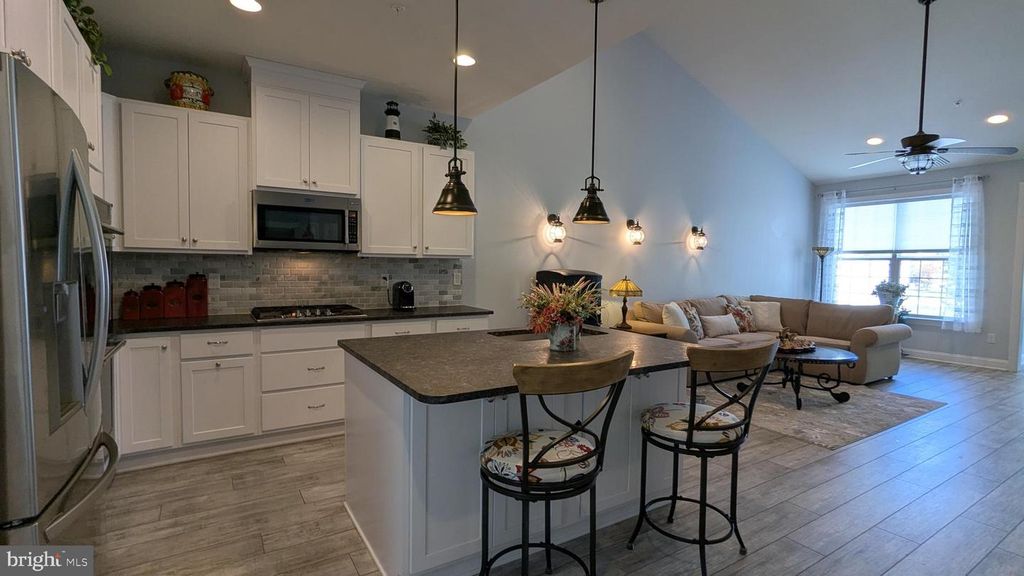 Image 10 of property listing at 802 MOORINGS CIR #21, Stevensville, MD 21666