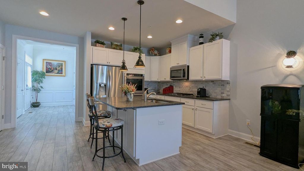 Image 8 of property listing at 802 MOORINGS CIR #21, Stevensville, MD 21666