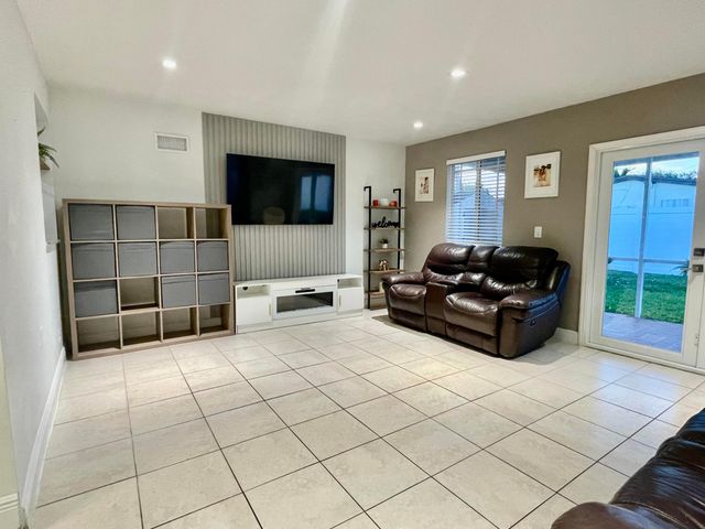 7661 Farragut Street, Hollywood, FL 33024