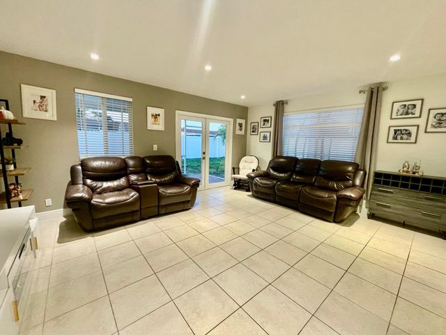 7661 Farragut Street, Hollywood, FL 33024