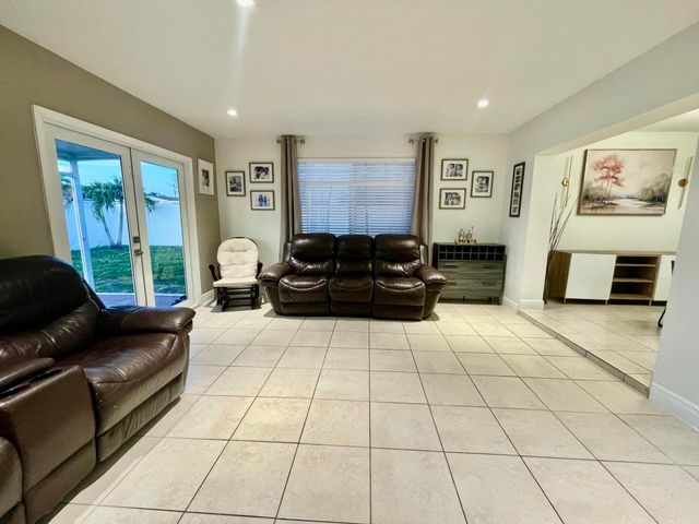 7661 Farragut Street, Hollywood, FL 33024