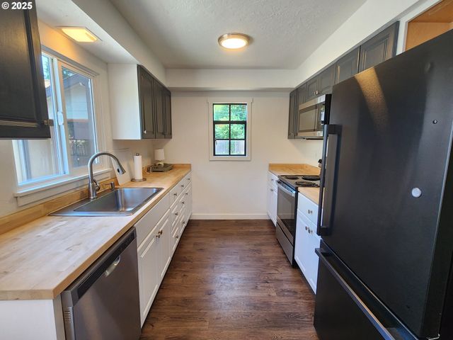 723 W UNION St, Roseburg, OR 97471