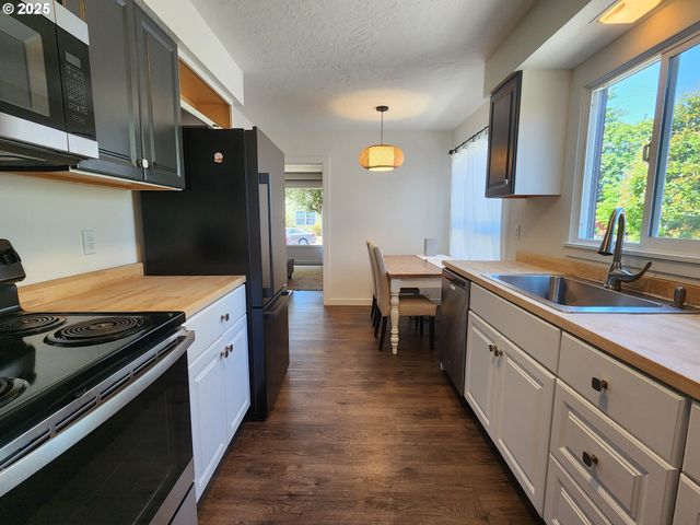 723 W UNION St, Roseburg, OR 97471