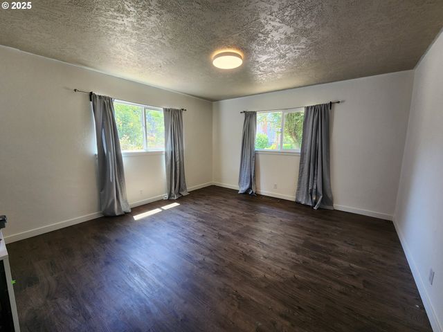 723 W UNION St, Roseburg, OR 97471