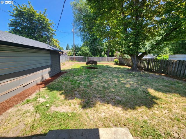 723 W UNION St, Roseburg, OR 97471