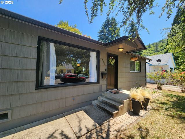723 W UNION St, Roseburg, OR 97471